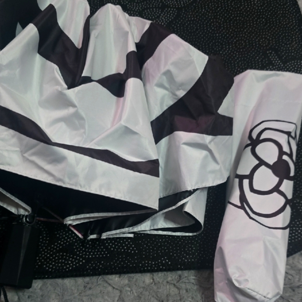 Camilla Flower White & Black Compact Umbrella (FITS 2)(LARGE/COMPACT)(NWOT)🖤✨️ - Picture 5 of 5